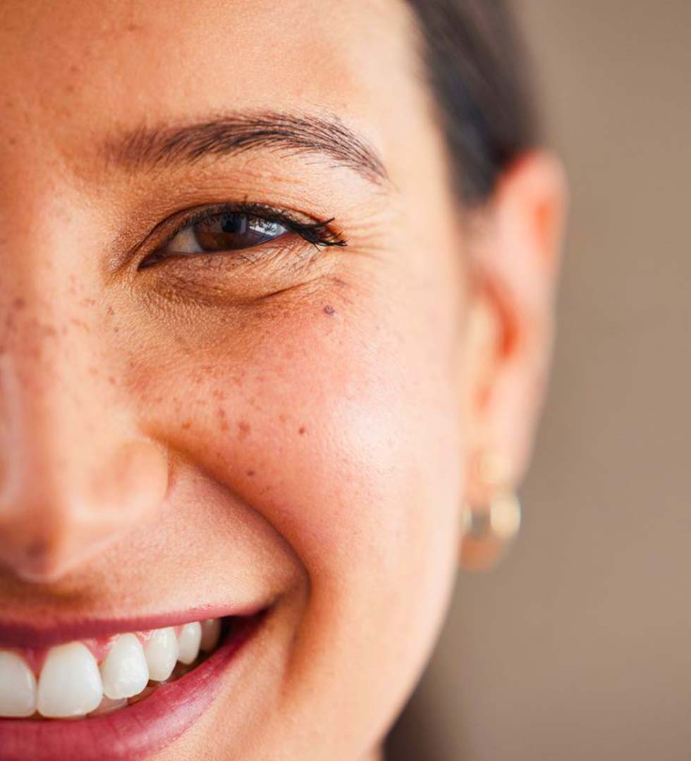 Cosmétologue effectuant un traitement du visage et appliquant un masque facial