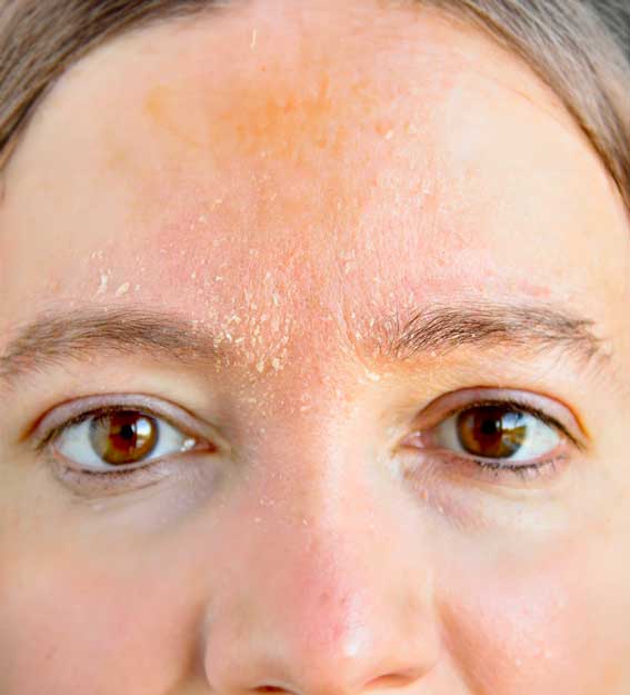 Cosmétologue effectuant un traitement du visage et appliquant un masque facial