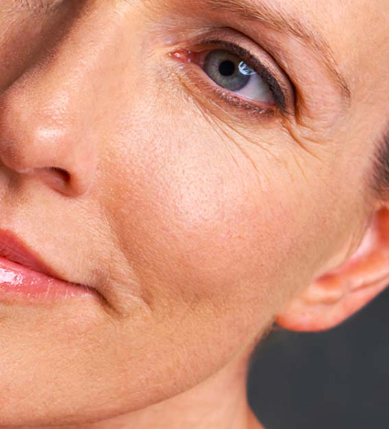 Cosmétologue effectuant un traitement du visage et appliquant un masque facial