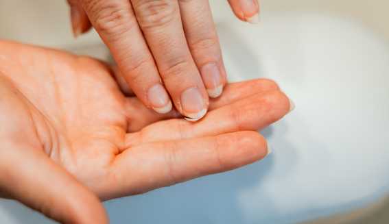Une main avec des ongles cassants