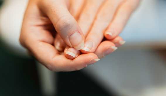 Une main avec des ongles dédoublés