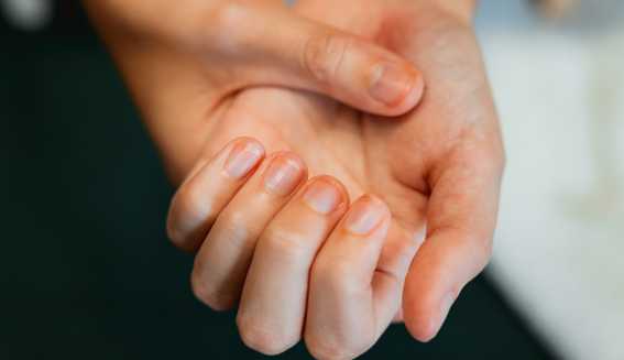 Une main avec des ongles mous