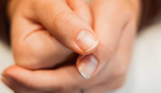 Une main avec des ongles striés