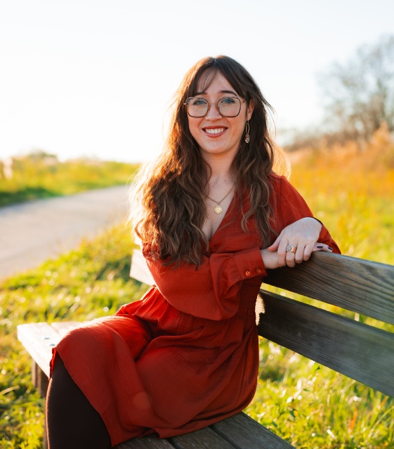 Femme souriante portant des lunettes